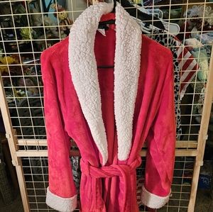 This listing is for a PRELOVED Red and white fluffy bathrobe. I wore this one ti
